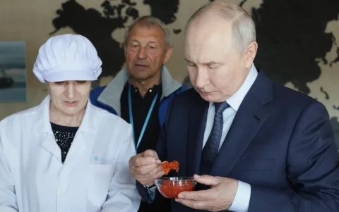 El presidente ruso Vladimir Putin (derecha) visita el complejo procesador de pescado de Yasny en la isla de Iturup, región de Sajalín, Rusia, el 13 de agosto de 2026.