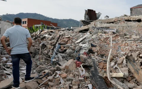 Un hombre observa un edificio destruido por el terremoto de magnitud 7,4 del pasado lunes, en Dosquebradas Risaralda (Colombia).