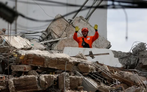 Un integrante de la brigada de Los Topos Aztecas mexicanos trabaja entre escombros este miércoles, en una jornada de búsqueda y rescate en Cali (Colombia)