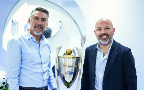 Miguel Montalvo visitó a Miguel Ángel Loor (d), presidente de Barcelona SC y LigaPro, respectivamente.