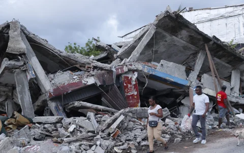 Rescatistas y voluntarios trabajan entre los escombros tras el terremoto que deja 273 muertos, 3.824 heridos y 377 desaparecidos en Colombia.