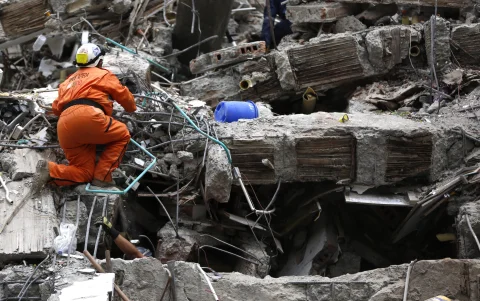 Las labores de búsqueda y rescate continúan en Colombia, mientras 377 personas permanecen desaparecidas tras el sismo