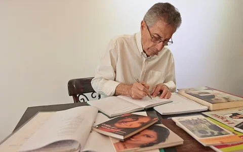 La escritura, la pintura y la música forman parte de sus proyectos mientras reconstruye su vida.