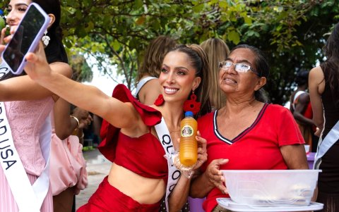 Los pobladores no perdieron la oportunidad para tomarse fotos con las candidatas a Mis Universo Ecuador