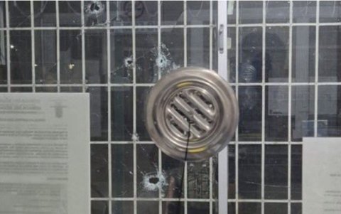 Dos sujetos armados atacaron la instalación en Guayas; Policía halló 45 indicios balísticos.