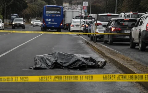 La Policía acordonó la avenida Simón Bolívar para recoger indicios tras hallar a un hombre muerto con varios impactos de bala.
