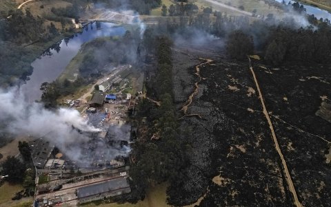 La vista aérea muestra los daños tras el incendio forestal en medio de altas temperaturas en Sibate, cerca de Bogotá, Colombia, el 3 de agosto de 2026.