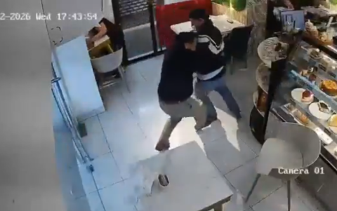 El enfrentamiento entre el abogado y el sospechoso quedó registrado por una cámara y fue difundido en redes sociales.