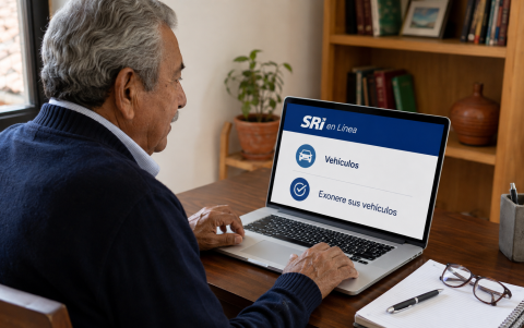 Adulto mayor realiza en línea el trámite para acceder a la rebaja vehicular del SRI.