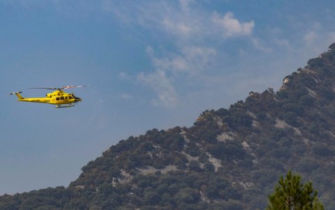 Los bomberos luchan contra el incendio forestal de Las Peñas de Riglos (Huesca), que ya afecta a 10.000 hectáreas.