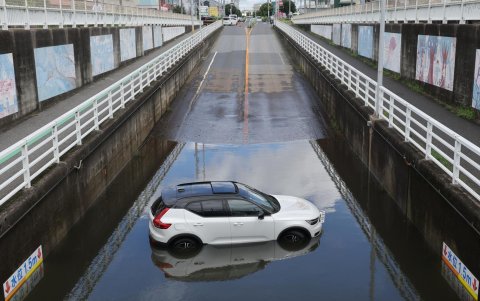 Un coche bloquea en un paso subterráneo inundado en Kamagaya, prefectura de Chiba, Japón, 14 de agosto de 2026.