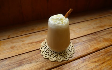 Zindagi Café ofrece opciones como el Frappé de masala chai, que tiene cardamomo, canela y jengibre, mezcladas con hielo y leche.