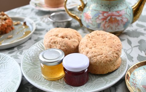 El menú ha ido creciendo y adaptándose al paladar local. En el caso se los scones, estos vienen con queso crema en lugar de clotted cream, y mermeladas elaboradas en el sitio.