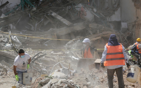 Rescatistas trabajan entre los escombros en Cali, mientras continúa la búsqueda de personas desaparecidas tras el terremoto en Colombia.