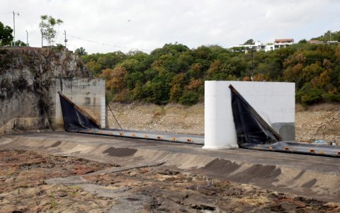 La represa Los Laureles con bajo nivel de agua este jueves, en Tegucigalpa (Honduras).