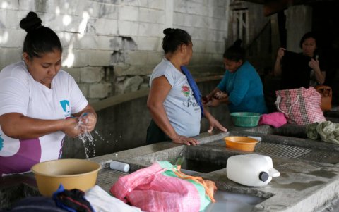 Personas utilizan agua de una reserva para lavar ropa el 14 de agosto de 2026, en Tegucigalpa (Honduras).