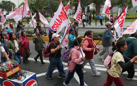 Integrantes de la CGTP se desplazan por las avenidas del centro histórico de Lima en rechazo al pedido de facultades.