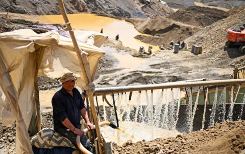 Un minero afgano vierte agua sobre un tamiz para separar la tierra y las piedras de las pepitas de oro en el valle de Gulak-Dara.
