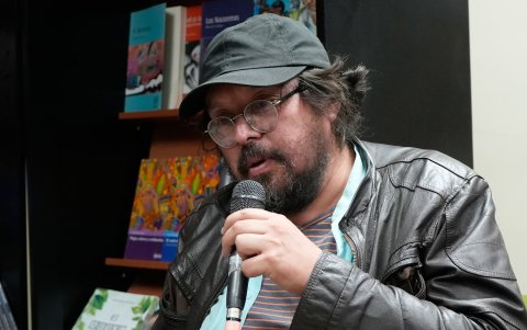 David Guzmán Játiva nació en Quito en 1980. Es doctor en Estudios Internacionales e Interculturales por la Universidad de Deusto.