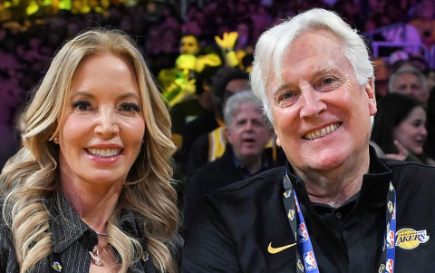 Mark Walter, expropietario de Los Angeles Lakers, durante su etapa al frente de la franquicia antes de la venta.