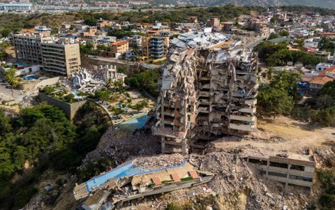 Esta vista aérea muestra una zona afectada por el derrumbe de estructuras tras el terremoto del 24 de junio en Catia La Mar, Venezuela, el 4 de agosto de 2026.