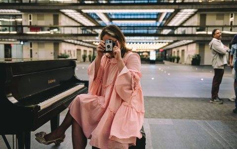 Desde 2024, la fotógrafa trabaja con medios, familias migrantes y consulados de Ecuador en Estados Unidos.