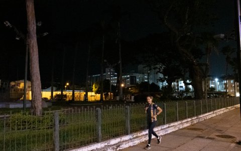 Expertos sugieren que el alumbrado público deficiente es un factor determinante en el abandono de plazas.
