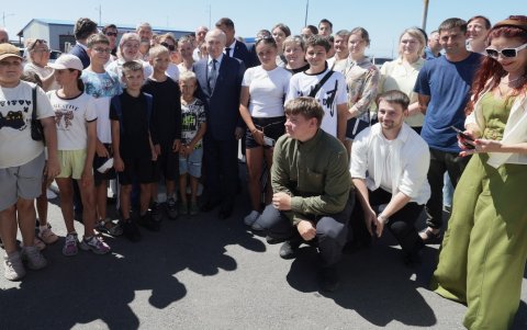 Vladimir Putin visita el crucero lanzamisiles Varyag durante la fase final de los ejercicios de la Flota del Pacífico frente a la costa de la región de Sajalín, Rusia, el 12 de agosto de 2026.