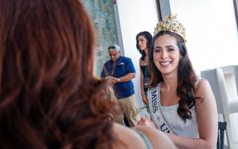 La mexicana Fátima Bosch se emocionó con el especial recibimiento que se le dio a su llegada a Santa Elena