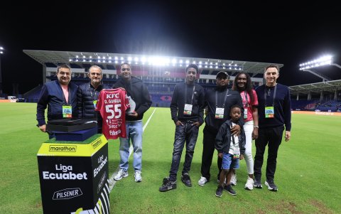 Darwin Guagua cuando y su familia junto a los directivos de Independiente del Valle.