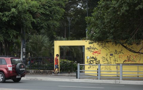 Vandalismo. Las paredes del parque que conecta el malecón del Salado con Guayarte está vandalizado.
