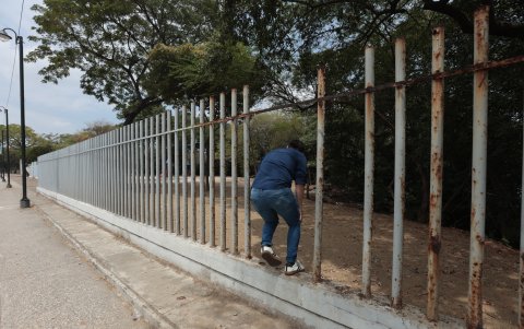 Hurto de rejas en un tramo del parque lineal de la avenida Barcelona.