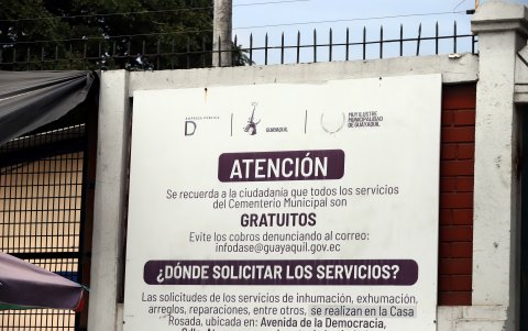 Letrero advierte que los servicios son gratuitos, pero ocurren irregularidades.