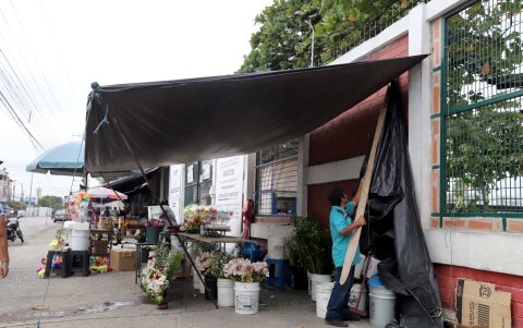 Venta de flores en el cementerio municipal.
