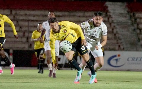 Mushuc Runa y Barcelona SC juegan en el estadio La Cocha de Latacunga.