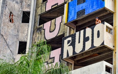 Las escrituras en el edificio son los 'tags' que dejan los artistas.