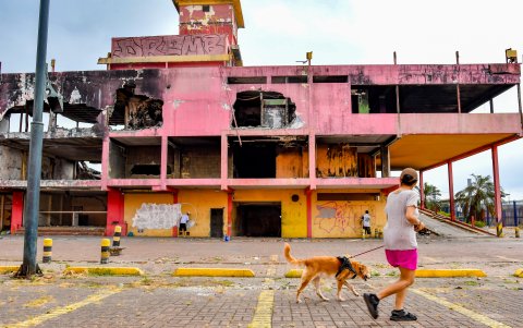 Ciudadanos dejan su marca en las paredes de la estructura calcinada.