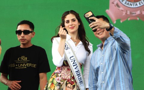 Los peninsulares se tomaron fotos con la bella mexicana Fátima Bosch en su recorrido en Santa Elena