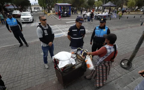 Control. Desde la plaza central, el PMO de Tumbaco supervisa el comercio informal y ejecuta operativos para garantizar el orden en espacios públicos.