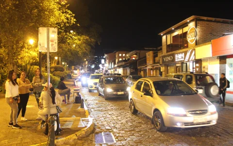 Cumbayá. El consumo de alcohol y la congestión vehicular persisten alrededor del parque central.