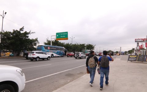 Agentes de Criminalística levantaron 14 vainas percutidas calibre 9 milímetros en la escena.