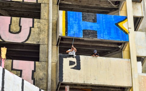 Artistas urbanos intervinieron con pintura la estructura calcinada del edificio Multicomercio en Guayaquil.