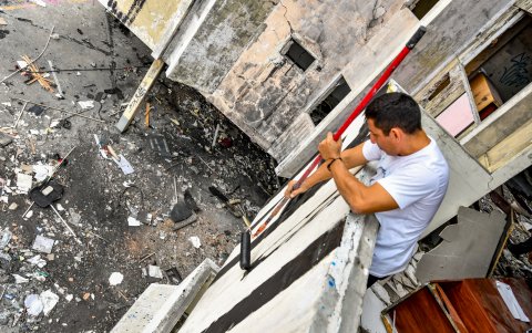 Pese al deterioro interno de las ruinas, las paredes exteriores se convirtieron en lienzo para el grafiti.