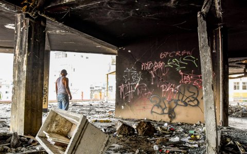 Moradores del centro porteño debaten entre la libre expresión pictórica y el peligro por riesgo de colapso.