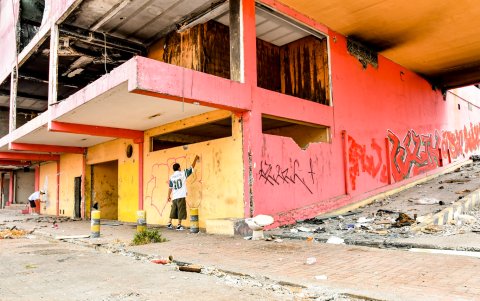 Diversos colectivos defienden el uso artístico de espacios urbanos abandonados en el centro de Guayaquil.