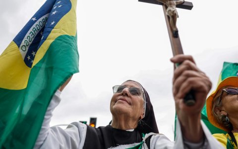 Una simpatizante del candidato a la Presidencia de Brasil por el Partido Liberal, Flávio Bolsonaro, asiste al lanzamiento de campaña en Rio de Janeiro (Brasil).