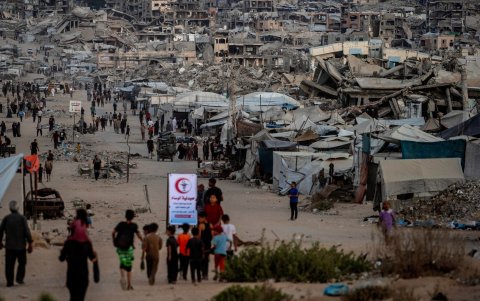 Palestinos caminan entre casas destruidas en Jabaliya, ciudad de Gaza.