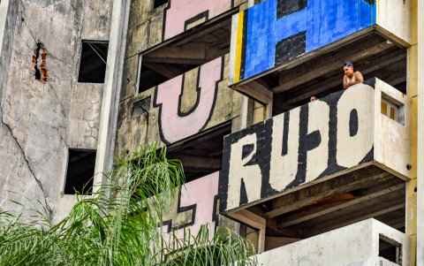 Diversos colectivos defienden el uso artístico de espacios urbanos abandonados en el centro de Guayaquil.
