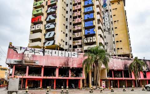 Los 'tags' y firmas de arte urbano cubren ahora parte de los ventanales calcinados del antiguo comercio.