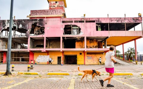 El edificio destruido en febrero de 2026 se convirtió en un lienzo improvisado para grafiteros locales.